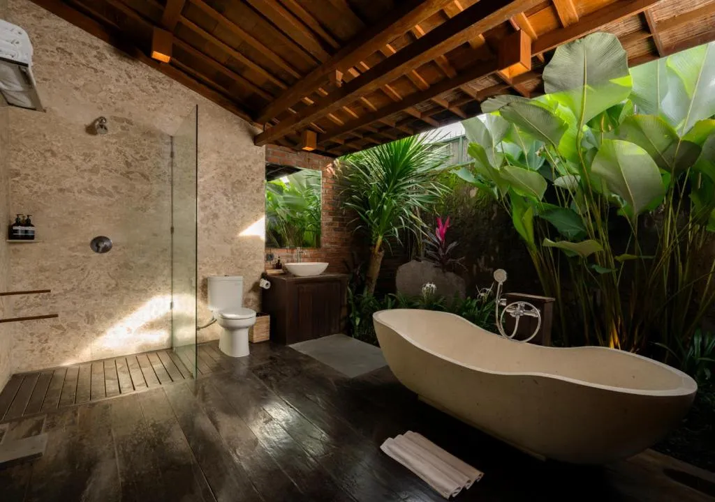 Open-air garden bath